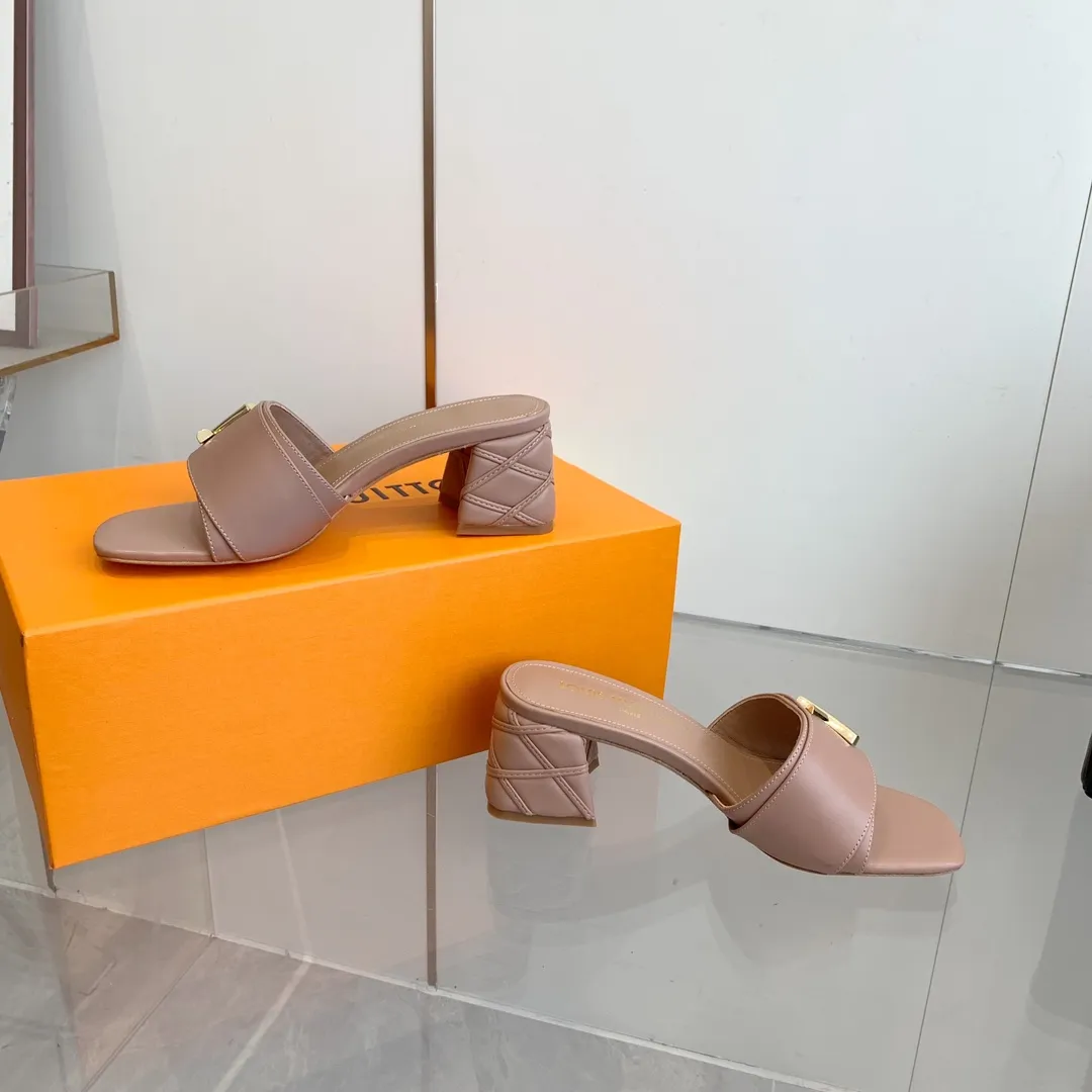 👟👟Ex-factory price 520👟👟 LV | Louis Vuitton ²⁰²³ 𝐬𝐬 🧡💚2️⃣0️⃣2️⃣4️⃣Early spring new model, top version⚠️ The counter features the latest models, square toe sandals, hard goods are new🆕 ❥Purchase level! Full of high-end feel! A popular model among bloggers at home and abroad, it’s retro and fashionable and looks amazing on your feet! Mainly recommended model on the official website★ ━━━━━ ЅᏇєєt ━━━━━ ▪️Upper: original cowhide + metal buckle ▪️Lining: imported goatskin lining ▪️Outsole: original Italian leather outsole ▪️Heel height: 5.5cm 9cm ▪️Shoe size: 35-39 (40 and 41 customized items are not returnable or exchangeable)